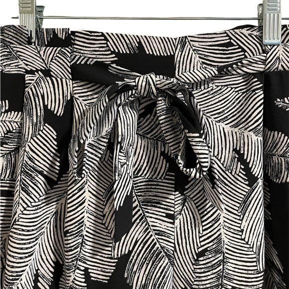Black and White Flowy Capri Leaf Print Pants Size Small - Picture 2 of 4